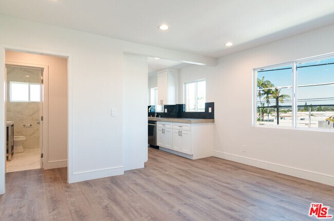 Building Photo - 1310 W Valencia Dr