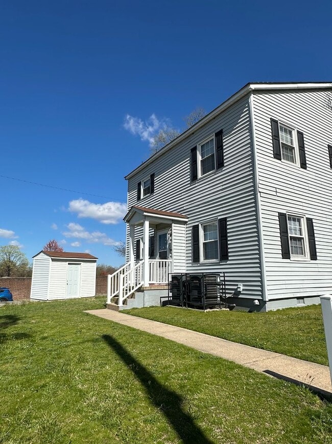 Building Photo - 2 Bedroom 1 Bath Upper Level unit-Close to...