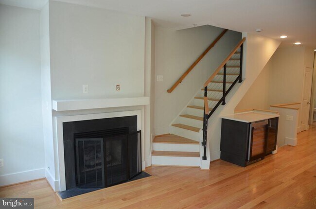 Building Photo - 708 N Henry St