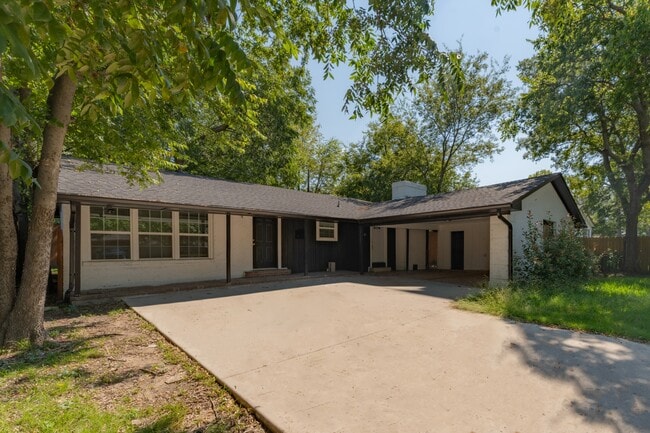 Building Photo - 1103 N Grant Dr