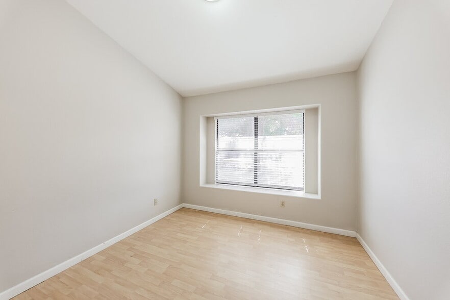 Building Photo - 743 W Sherri Dr