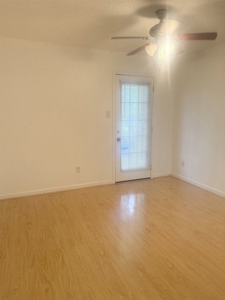 Building Photo - 11201 Lynbrook Dr