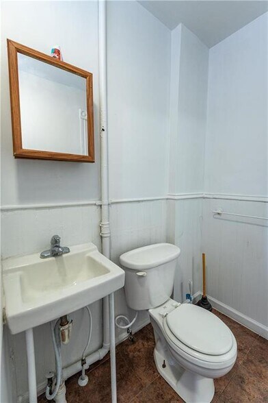 Building Photo - 931 Chew St