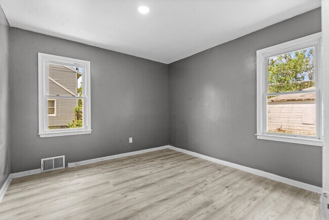 Building Photo - 16039 Fairmount Dr