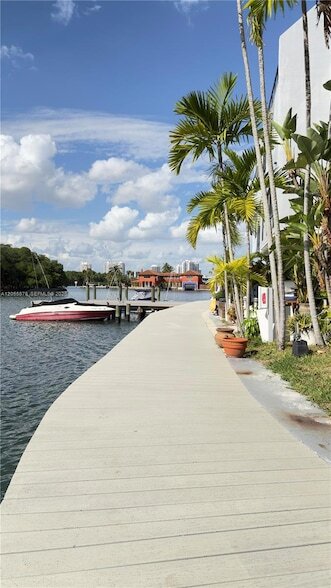 Building Photo - 456 Poinciana Island Dr