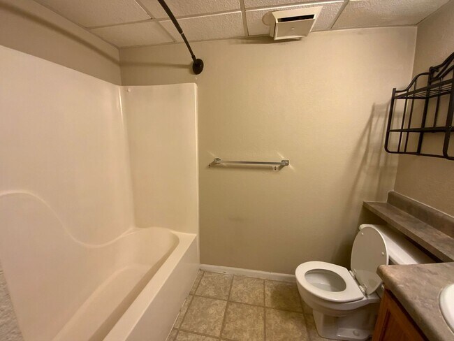 Building Photo - 3 Bedroom 2 Bathroom Duplex