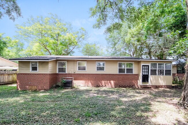 Building Photo - 6020 Woodside Dr
