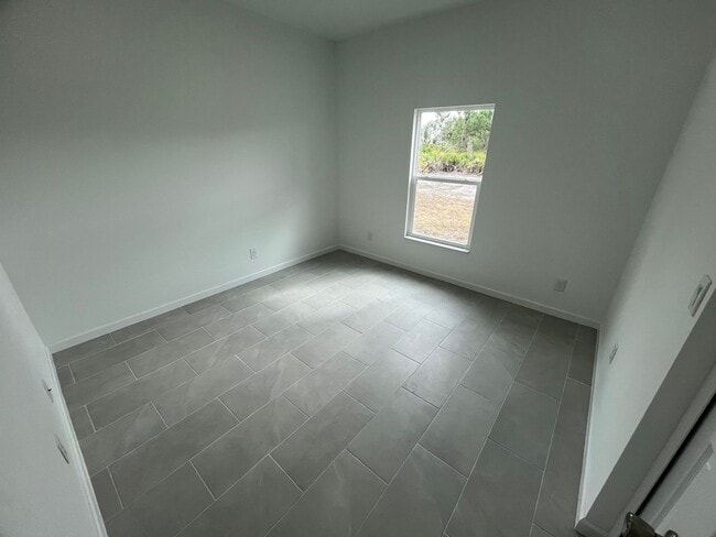 Building Photo - Bright & Modern 2 Bed-1 Bath Pet-Friendly Home in Desirable Lehigh Acres!