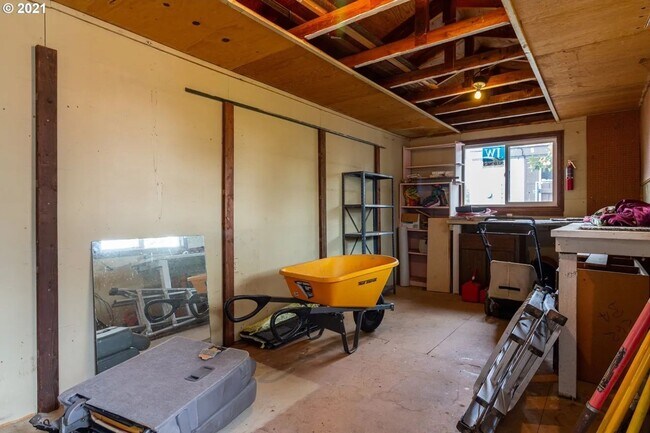 Building Photo - Beautiful Hermiston Home offers a perfect balance of comfort and convenience