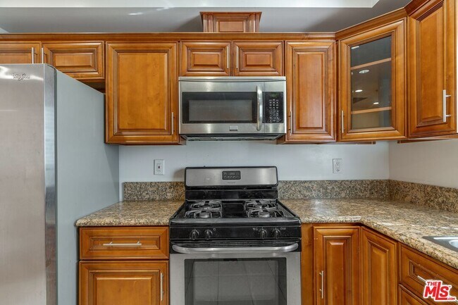 Building Photo - 2018 Hillcrest Dr