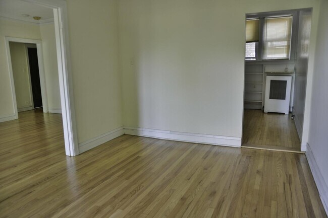 Building Photo - 4837 N Wolcott Ave
