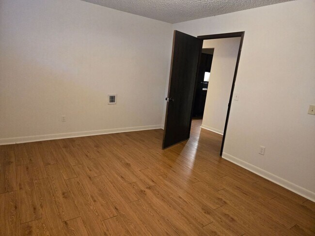 Building Photo - Charming 1BR Apartment – Minutes from Nashville, Handicap Accessible