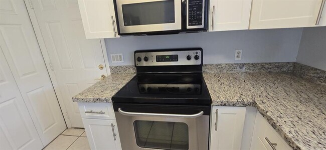 Building Photo - 1127 Spring Meadow Dr