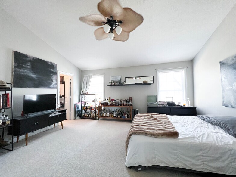 Building Photo - 8661 N Meridian St