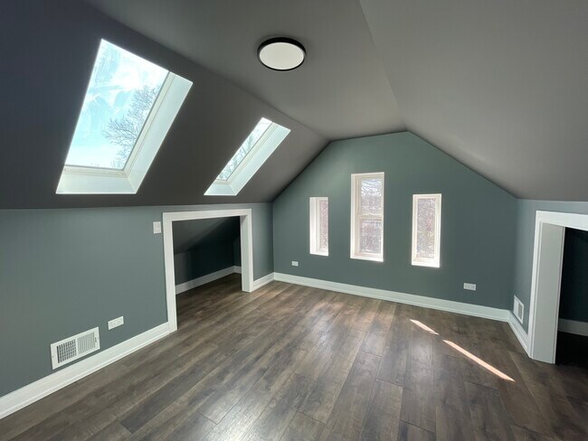 Building Photo - 1531 S Harding Ave