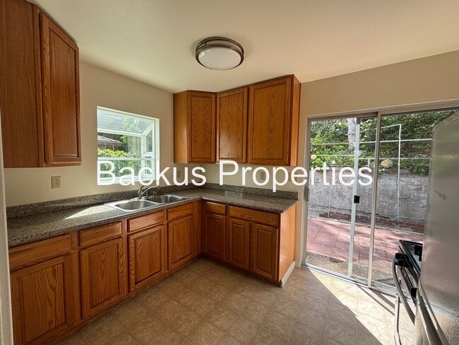 Building Photo - Wonderful two-bedroom home in established neighborhood