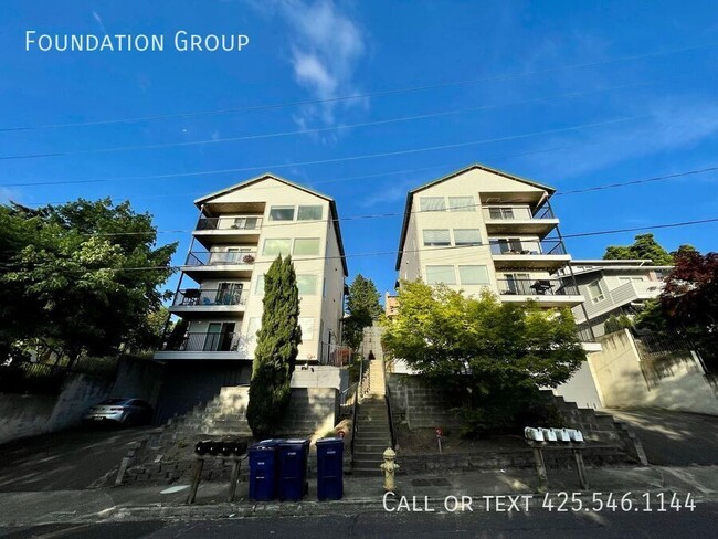 Building Photo - HUGE 2 bed, 2 bath apartment! 2 months FRE...