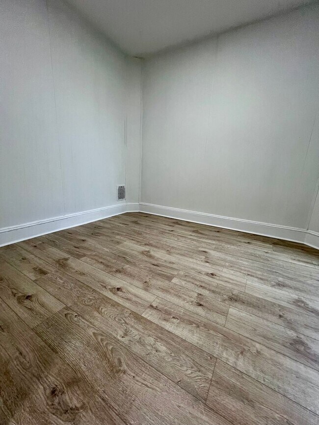 Building Photo - Newly Renovated 3-Bedroom Townhouse in Elmwood Park! Available mid-May!