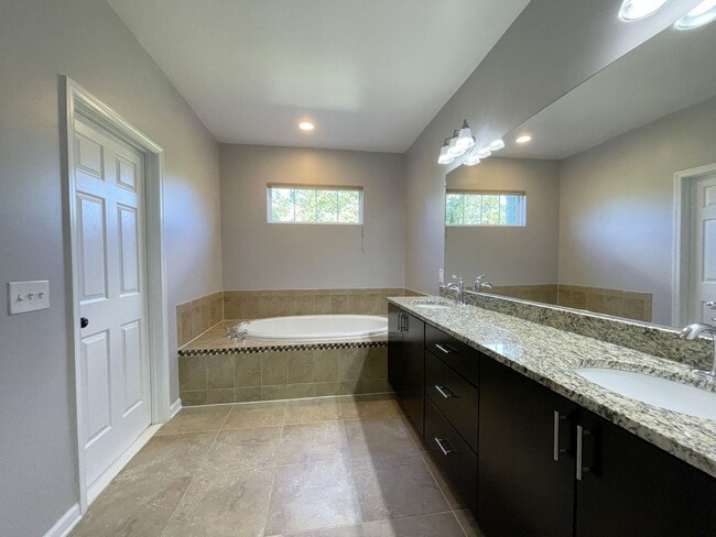 Building Photo - Spectacular 4 Bed 3.5 Bath Townhouse In Br...