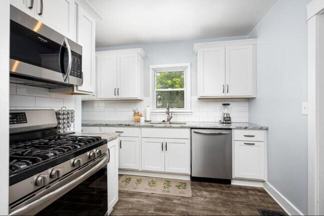 Building Photo - Walk to Downtown Ann Arbor - 3 bed/2 bath