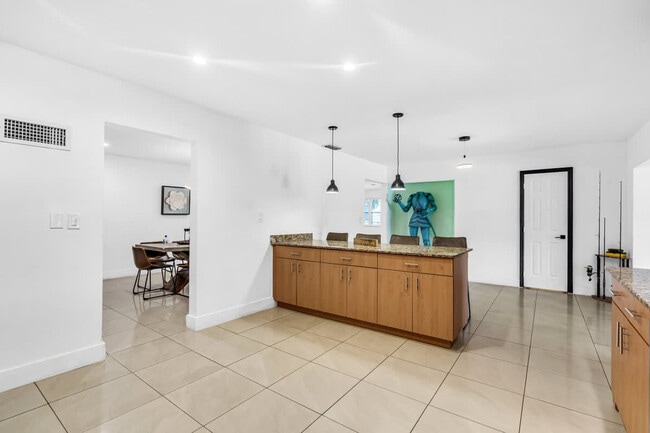 Building Photo - 18725 NE 18th Ave