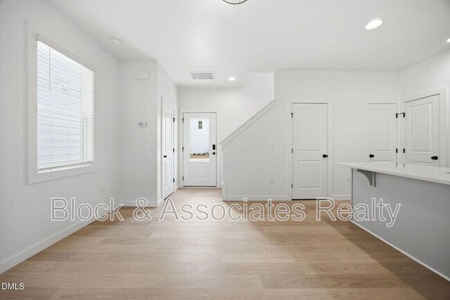 Building Photo - 2815-103 Wilcox Place