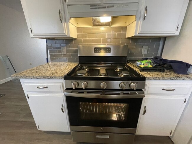 Building Photo - 2 Bed Duplex OKC- Move in Deposit-Free! (If Qualified)