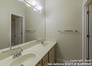 Building Photo - 915 Classen Pass