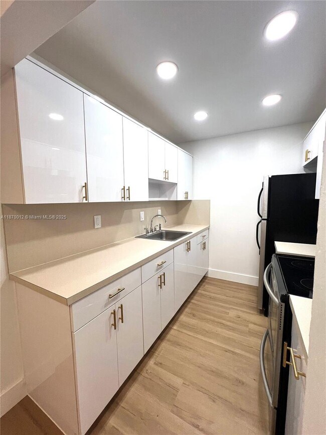 Building Photo - 10822 N Kendall Dr