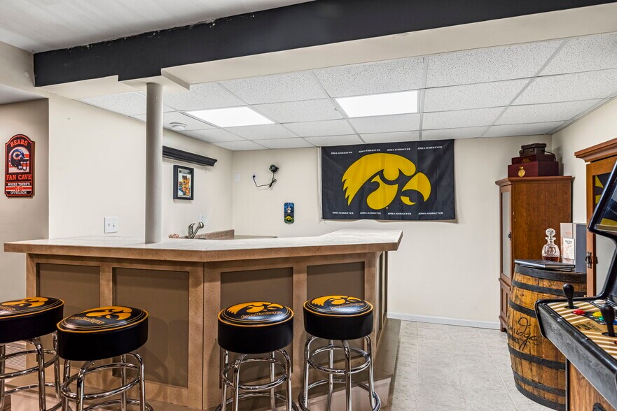 wet bar - 31696 N Borre Dr