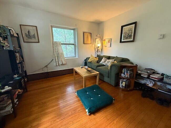 Building Photo - Cozy Urbana Apartment with Hardwood Floors Near Downtown