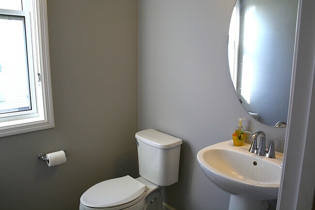 Building Photo - 1566 Edgebrook Ln