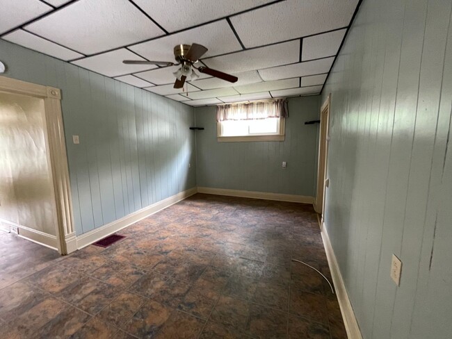 Building Photo - Coraopolis - 2 Bedroom Home. Great Locatio...