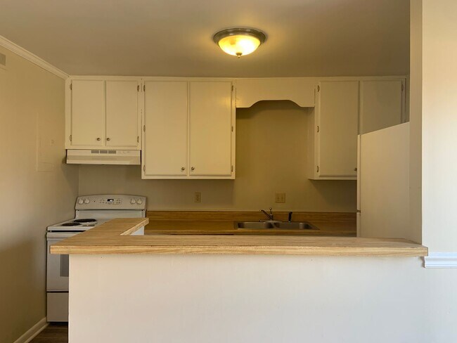 Building Photo - 3 BR Condo convenient to I-40 and Wendover...