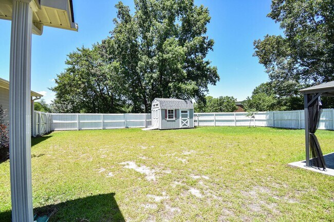 Building Photo - 4 Bedroom 2 Bathroom- Small Pets Considered