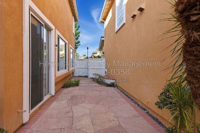 Building Photo - 51 Avanzare