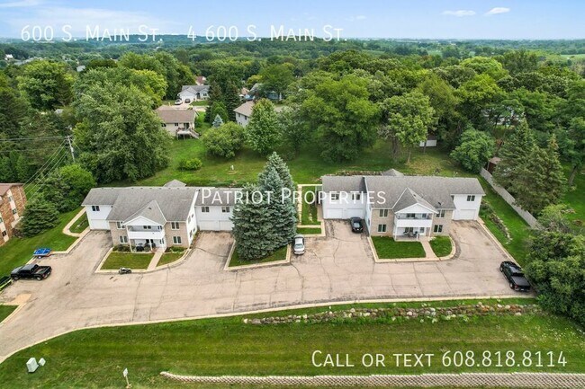 Building Photo - 2 bedroom/ 1 bath apartment in Deerfield, WI