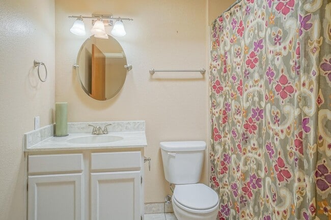 Building Photo - Amazing 3 bed 2 bath NE Heights Townhome