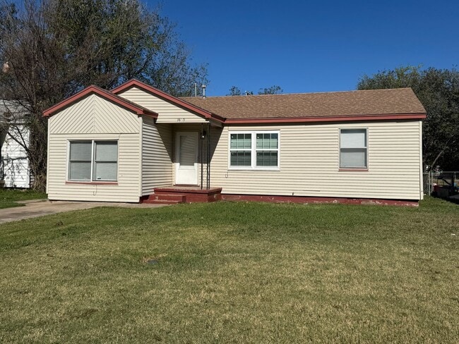 Primary Photo - 1605 NW Williams- AVAILABLE NOW!