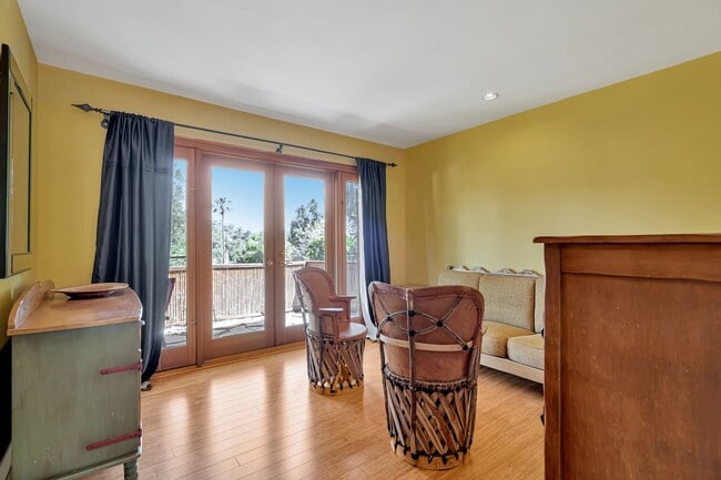 Building Photo - HOLIDAY SPECIAL***2 WEEKS FREE** 3 Bed/2 Bath Oasis in Royal Woods - Available Now