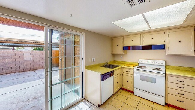 Building Photo - 2 BEDROOM 1 1/2 BATH TOWN HOME