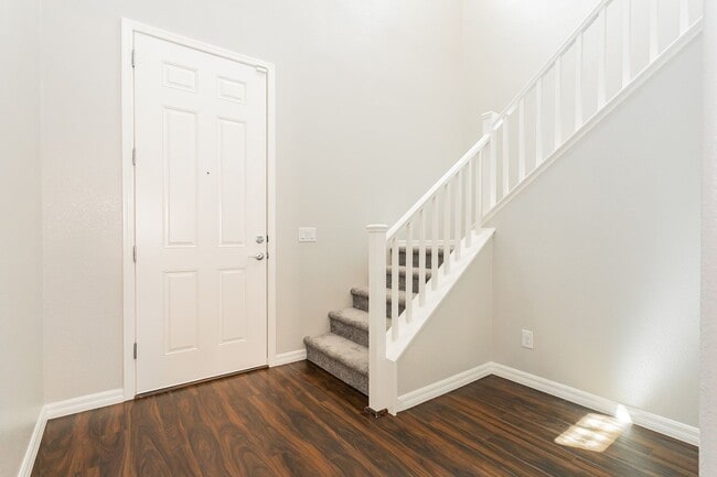 Building Photo - Exquisite 5 bedroom 4 bathroom home with fresh paint and new carpet waiting for you!