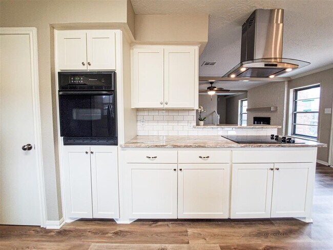 Building Photo - 28903 Twisted Oak Dr