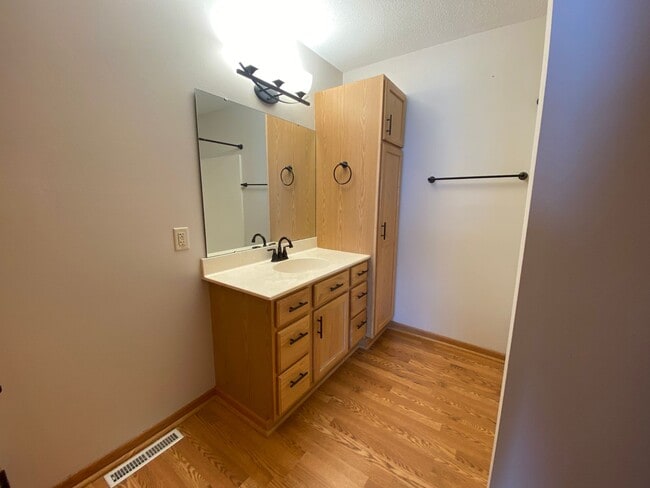 Building Photo - 3 Bedroom Townhome in South Fargo!!