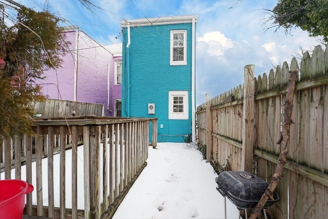 Building Photo - 2 bed 1.5 bath rowhome in Baltimore!