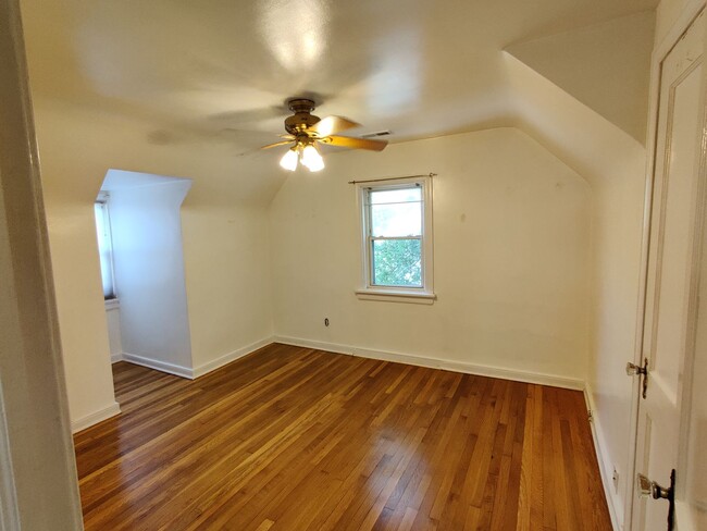 Building Photo - 3 bedroom home with a detached garage