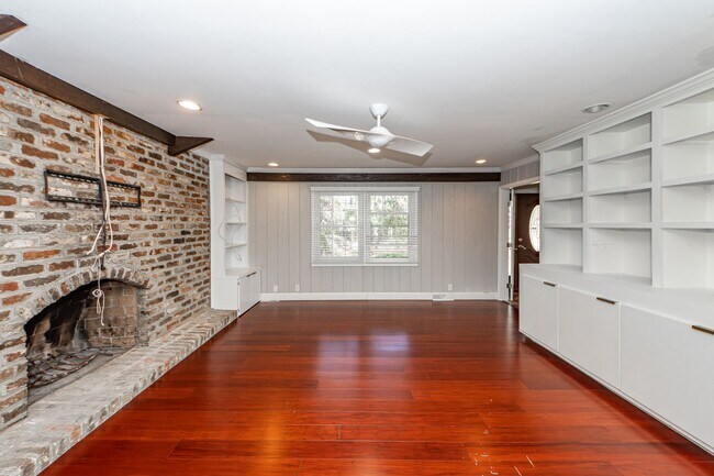 Building Photo - 4 Bedroom 2.5 Bath House in Montclair - We...