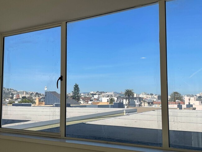 Building Photo - Sun Drenched Mission Loft! Top floor/Penthouse unit! 1BD/2BA! 1,202 SqFt! Parking! Laundry! Stora...