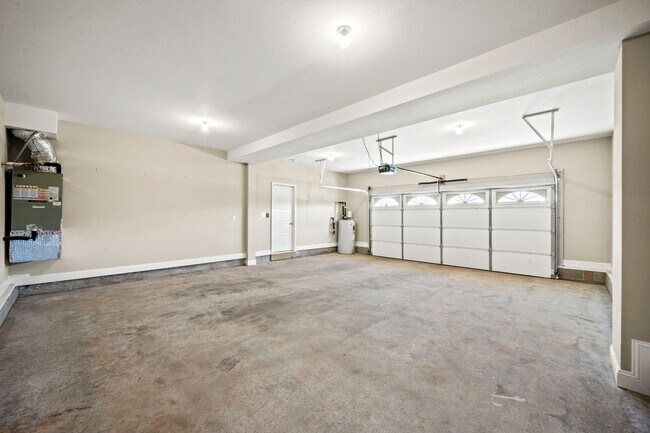 Building Photo - Beautiful Like-New Split Foyer Home Off Ex...