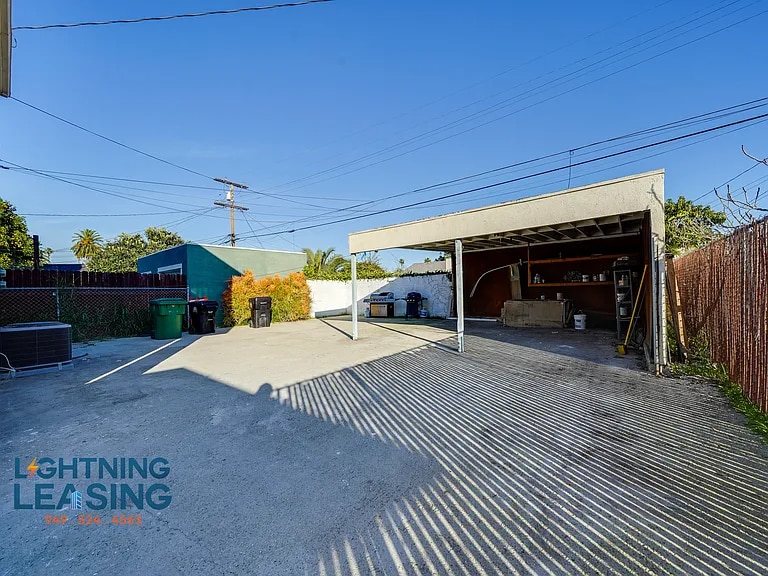 Building Photo - 2134 Cloverdale Ave